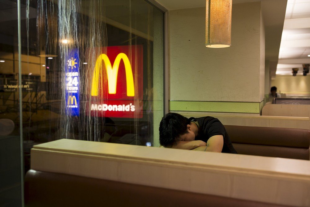 Китайские бомжи ночуют в McDonald’s (15 фото)