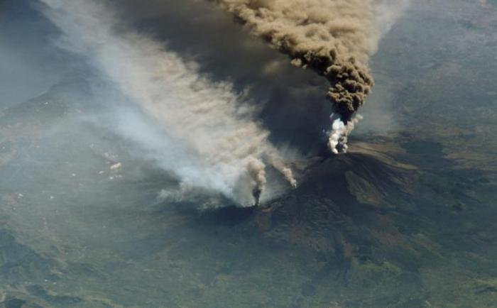 Невероятная мощь вулканов (15 фото)