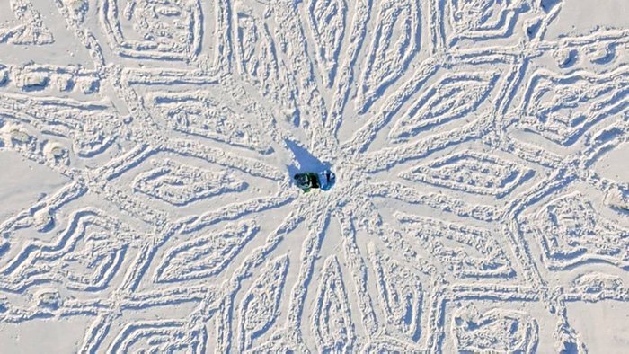 Огромный рисунок дракона на снегу под Якутском (5 фото)
