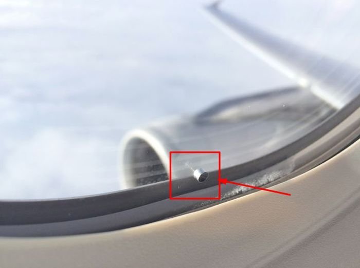 Как устроены иллюминаторы в самолетах (4 фото)