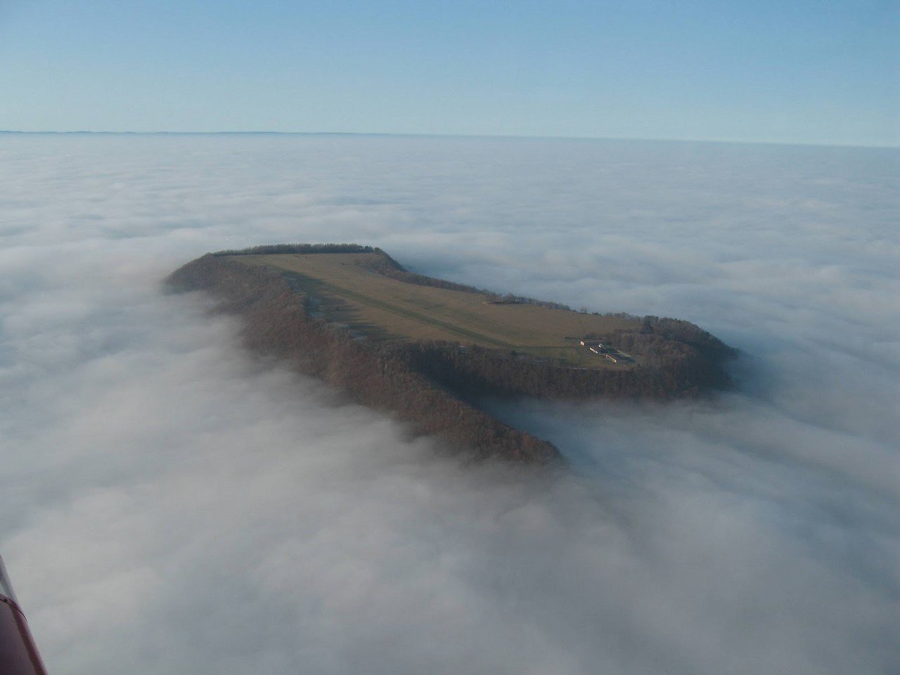 Взлётно-посадочная полоса над облаками (3 фото)