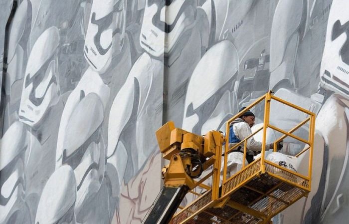 В Москве на стене дома появилось граффити с фильма «Звёздных войн» (4 фото)