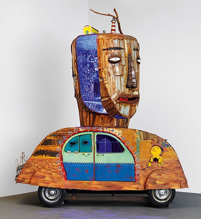 Инсталляция в виде Volkswagen Beetle художников Os Gemeos (9 фото)