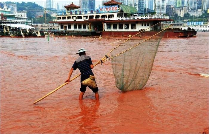 Река Янцзы в Китае поменяла цвет на красный (8 фото)