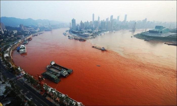 Река Янцзы в Китае поменяла цвет на красный (8 фото)
