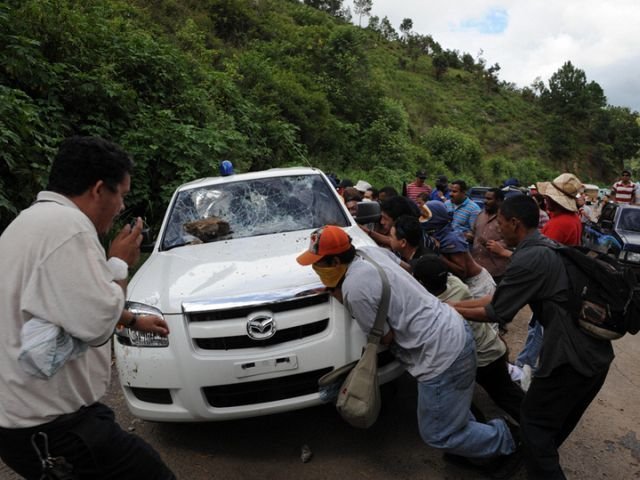 Не любят полицейских в Гондурасе (6 фото)
