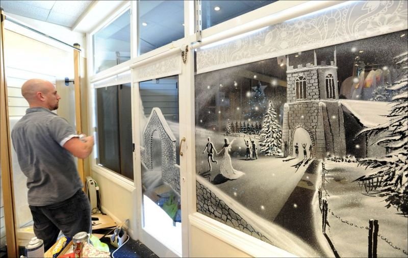 Рисунки искусственным снегом на стекле (14 фото)