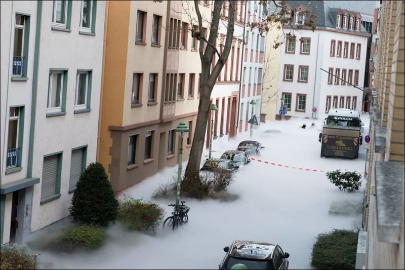 Белый «туман» в городе Майнц в Германии (6 фото)