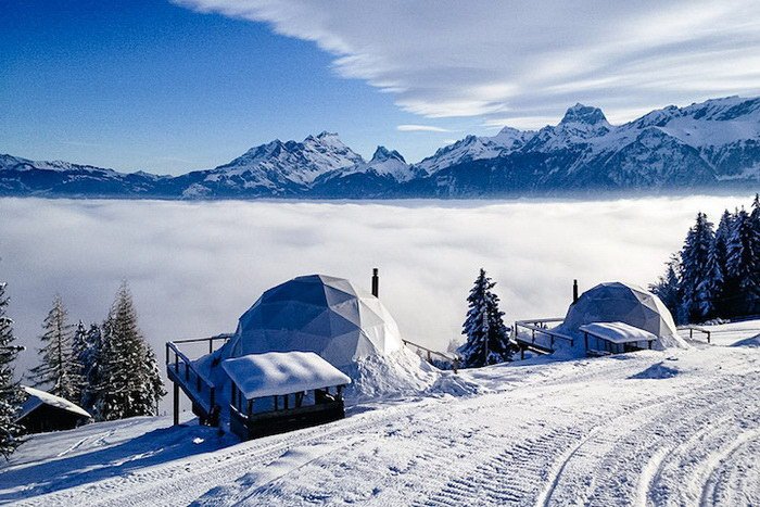 Необычный отель прямо на горнолыжной трассе в Альпах (10 фото)