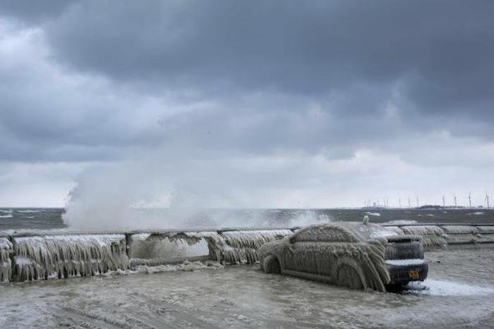 Сильный мороз превратили автомобиль в большую глыбу льда