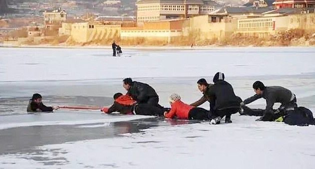 Полицейский из Китая спас утопающего который выбежал побегать на лёд озера
