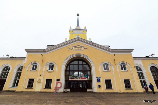На железнодорожной станции Дно установили знак российского рубля