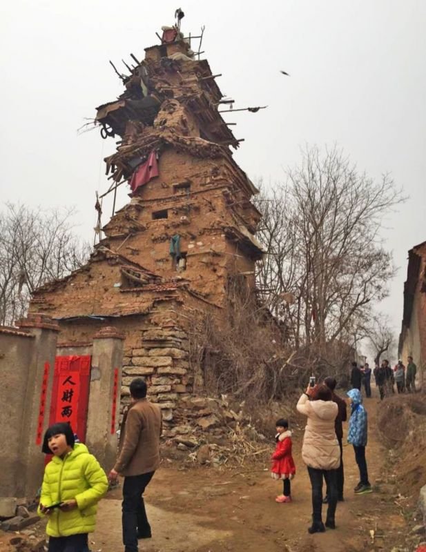 Китаец построил себе и братьям семиэтажный дом престарелых из грязи и палок