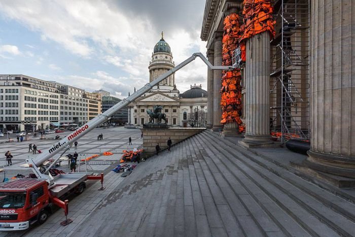 Колонны Берлинского театра покрыли спасательные жилеты