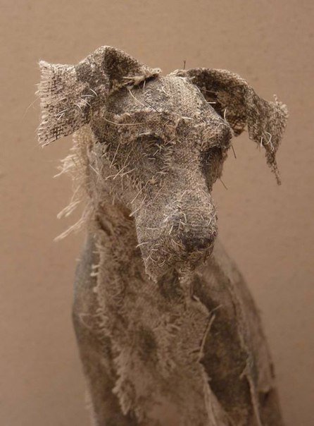 Грустные и немного жутковатые собаки сделанные из старых тряпок