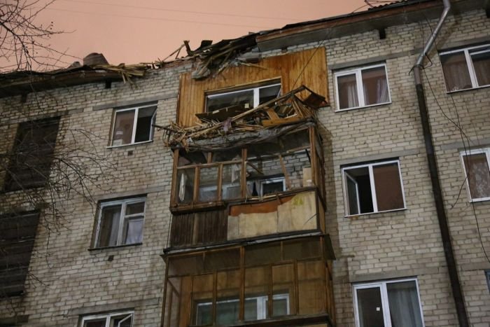 В Екатеринбурге башенный кран упал на жилой дом