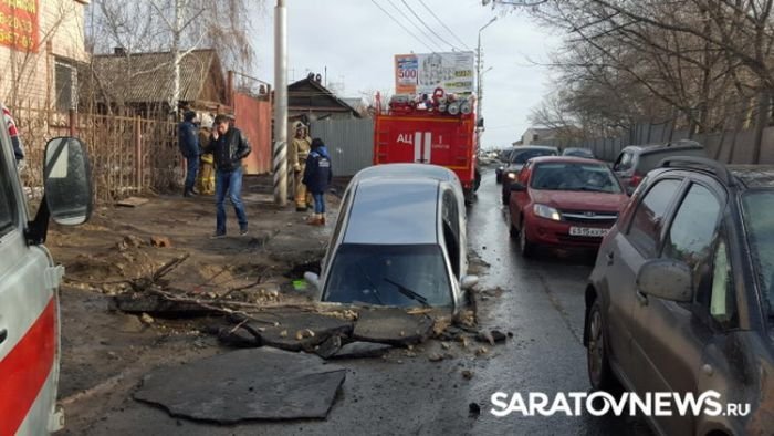 В Саратове автомобиль провалился в огромную яму на дороге