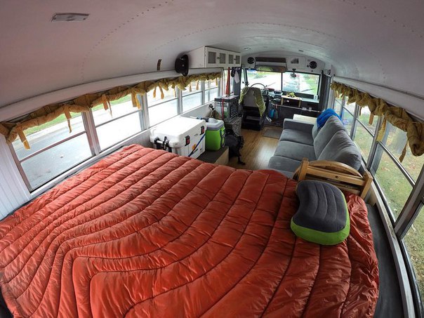 Автобус-дом, сделанный общими усилиями компанией друзей