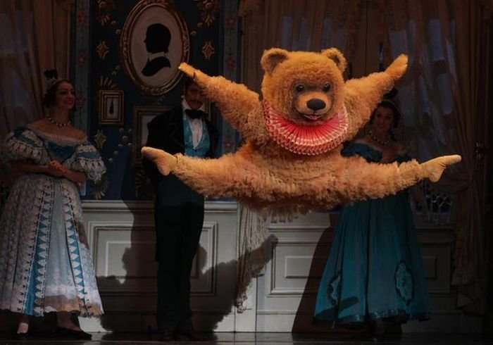 Танцующий медведь из бостонской постановки балета «Щелкунчик»