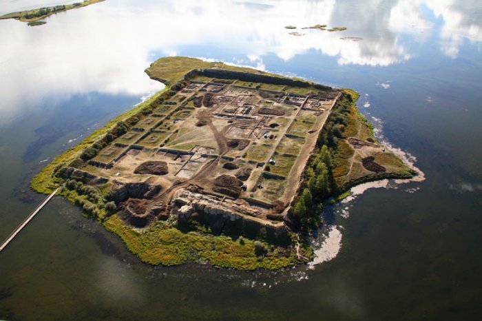 Уникальная древняя крепость посреди озера