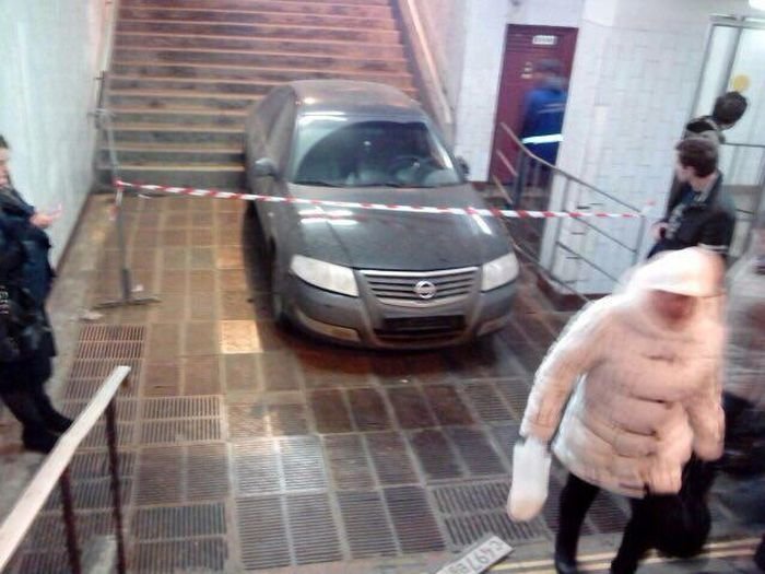 В Москве автомобиль скатился в подземный переход метро