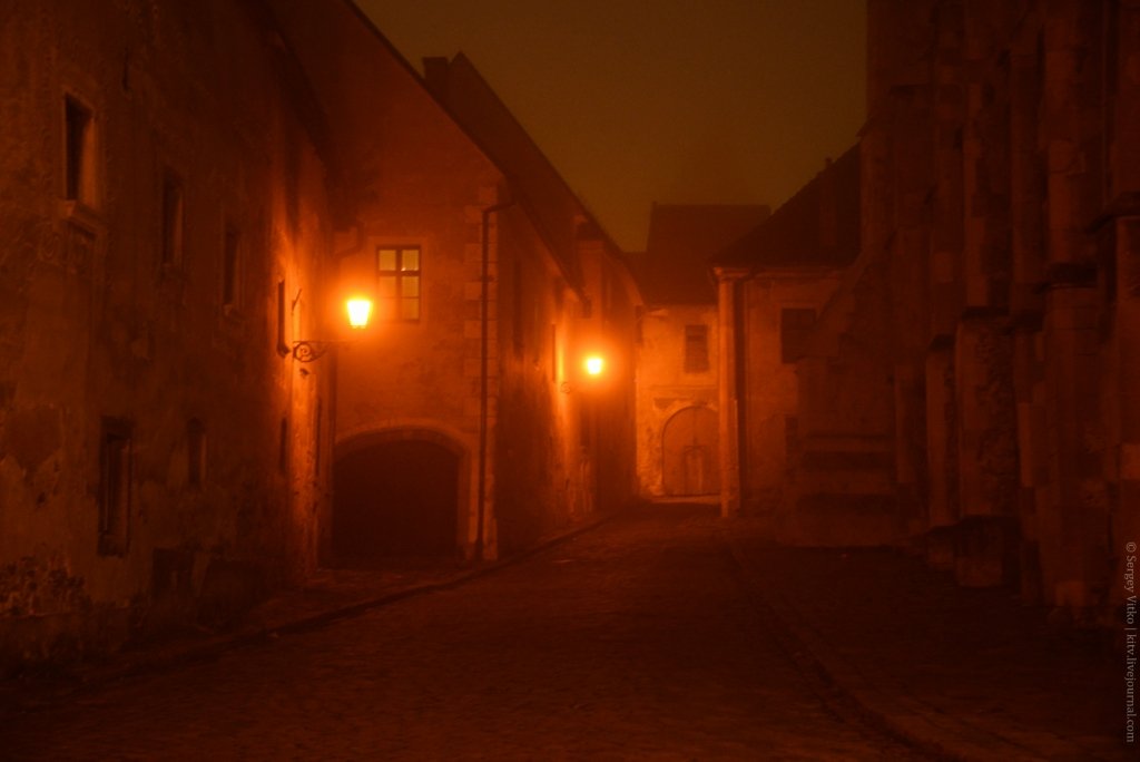 Братислава в естественном красном свечении - вечерняя прогулка фотографа