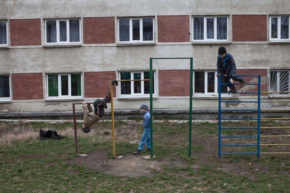 Социальные сироты: как в Молдове живут дети родителей, уехавших на заработки в Европу