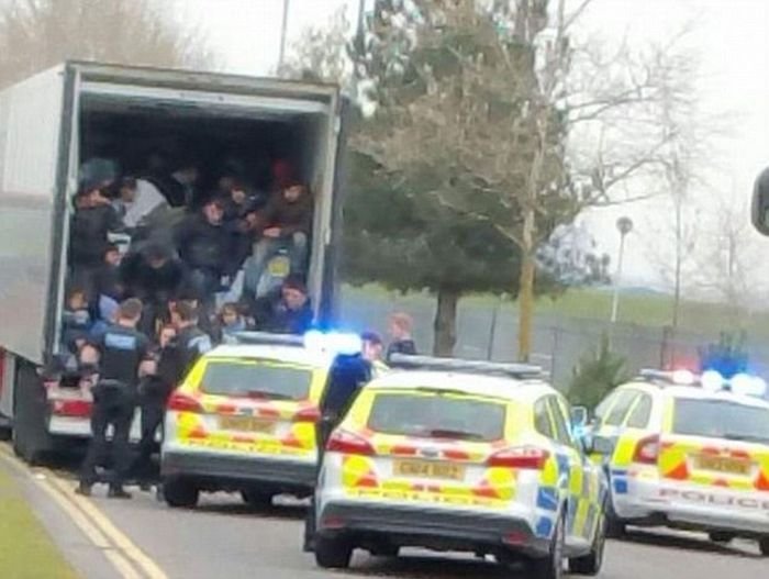 Полиция Великобритании остановила грузовик с 26-ю беженцами