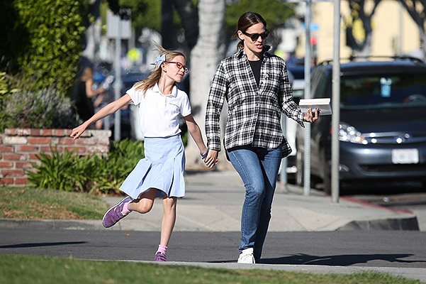 Дженнифер Гарнер на прогулке с дочерью