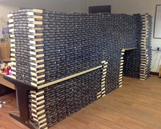 Книжный магазин завалили прочитанными книгами - 50 оттенков серого