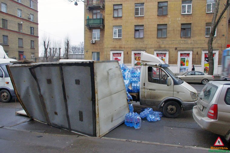 Санкт-Петербург на Двинской улице авто-ГАЗель затормозила и рассыпалась от старости