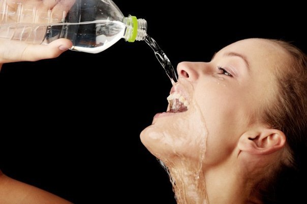 Британские учёные доказали, что девушки не умеют пить воду