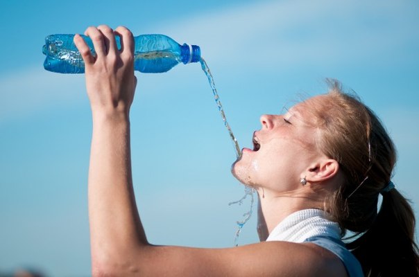 Британские учёные доказали, что девушки не умеют пить воду