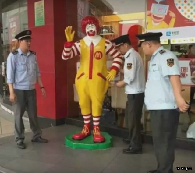 В Китае полицейские «арестовали» статую Рональда Макдональда