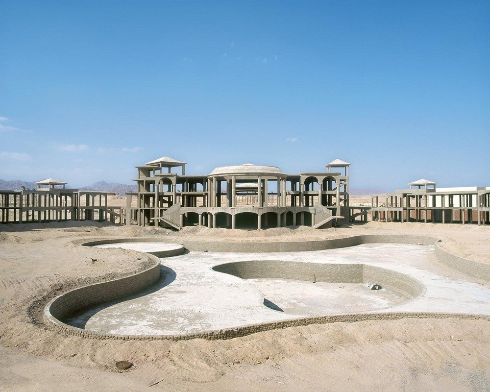 Заброшенные недостроенные отели в египетской пустыне