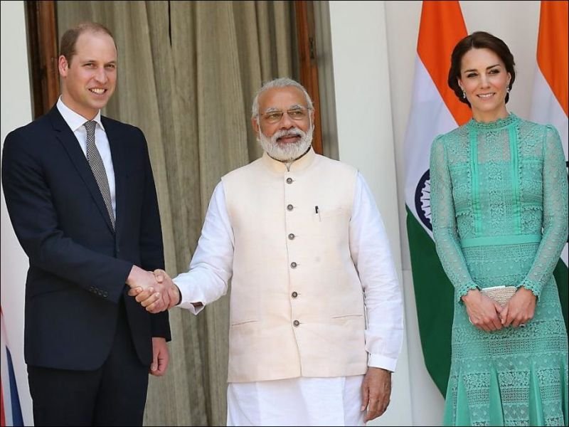Рука принца Уильяма после сильного рукопожатия с премьер-министром Индии