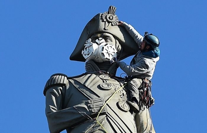 В Лондоне активисты Greenpeace надели респиратор на статую