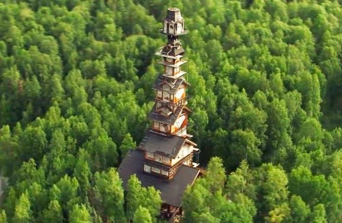 Мужчина построил массивную хижину высотой 55 метров в лесах Аляски