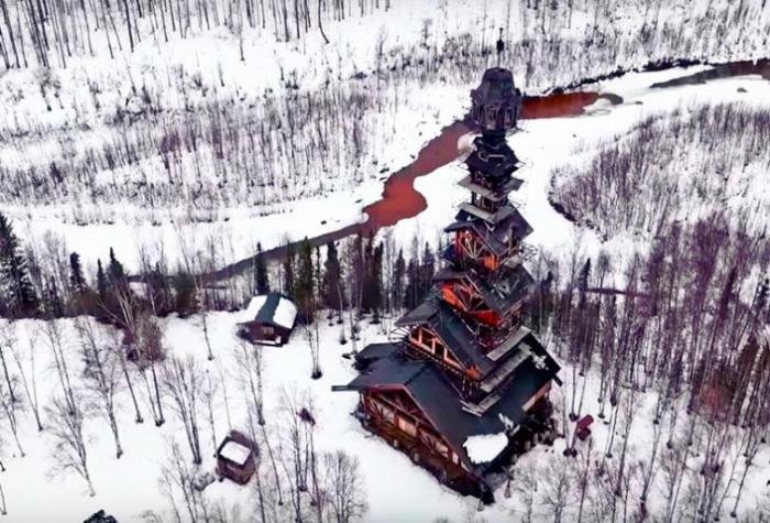 Мужчина построил массивную хижину высотой 55 метров в лесах Аляски