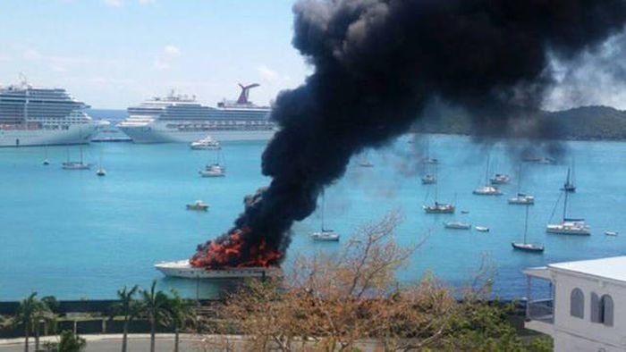 Яхта стоимостью 2,5 миллиона полностью сгорела в Карибском море