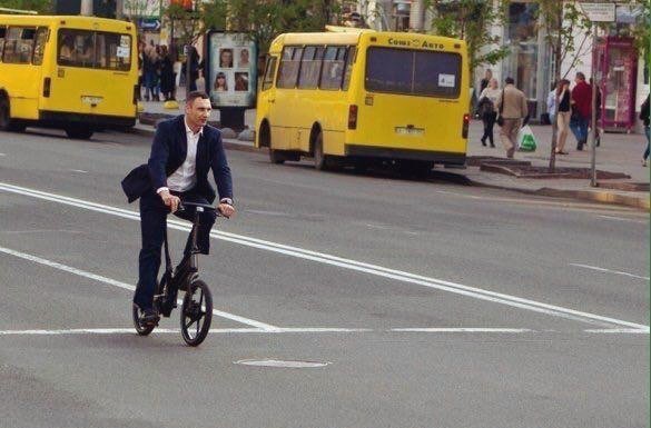 Мэр Киева Виталий Кличко упал с велосипеда по дороге на работу, попытавшись заехать на бордюр