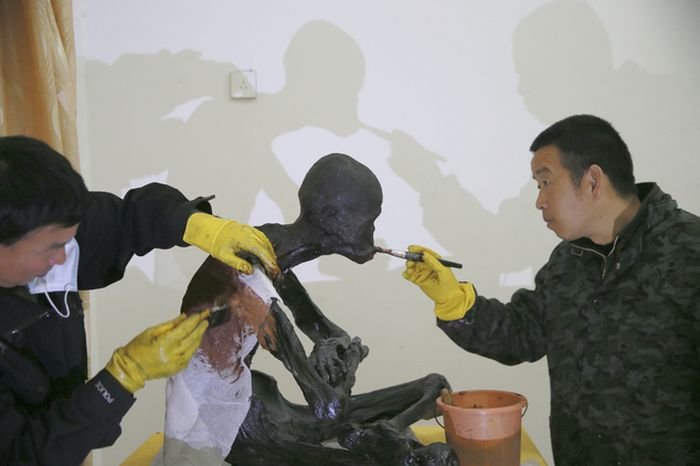 В Китае мумифицированное тело буддистского монаха превратили статую