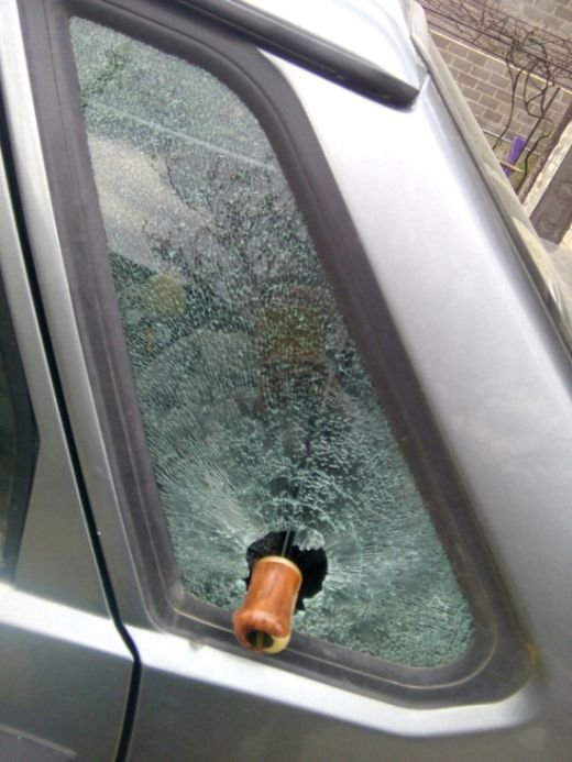 Зонтик выбил автомобильное стекло