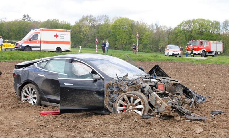 Подростки попали в жуткое ДТП на папиной машине Tesla и отделались лёгкими травмами