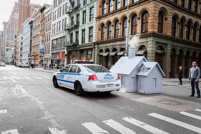 Маленькие дома на улицах Нью-Йорка - инсталляция Mark Reigelman