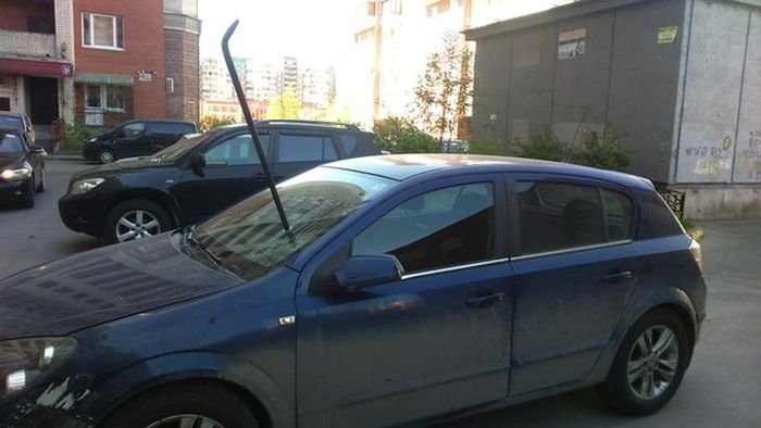 В Санкт-Петербурге автомобилю ломом проткнули лобовое стекло