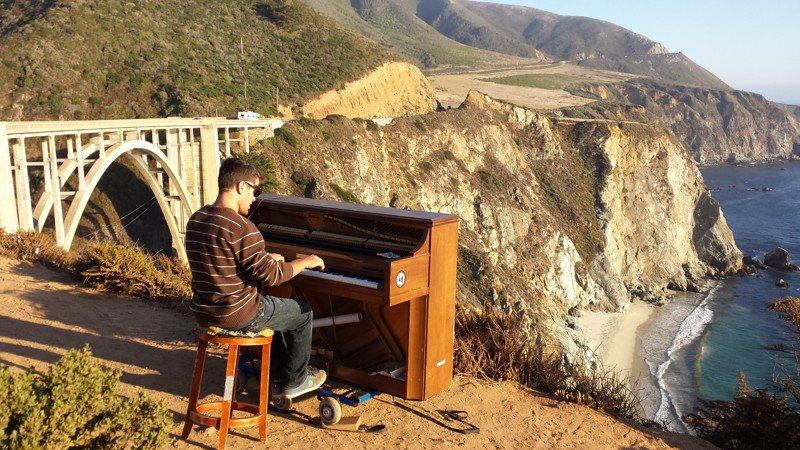 Пять лет назад этот парень бросил работу и отправился путешествовать по всему миру с любимым пианино
