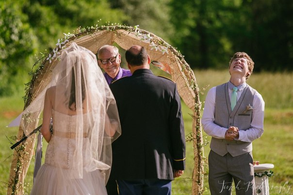 Трогательные снимки мужчин, которые впервые увидели своих невест в свадебном платье
