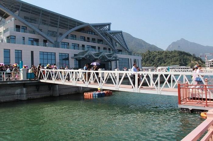 В Китае под толпой туристов обрушился мост