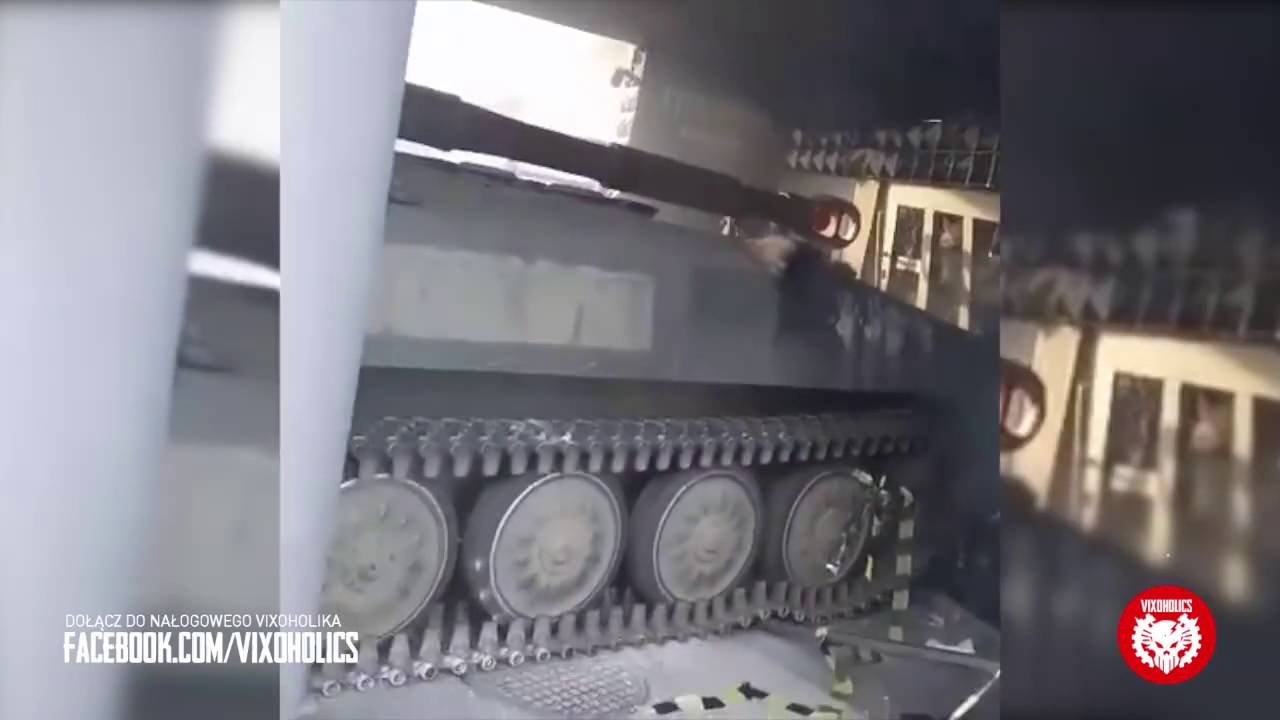 Курва на танке попыталась въехать в ночной клуб в Польше